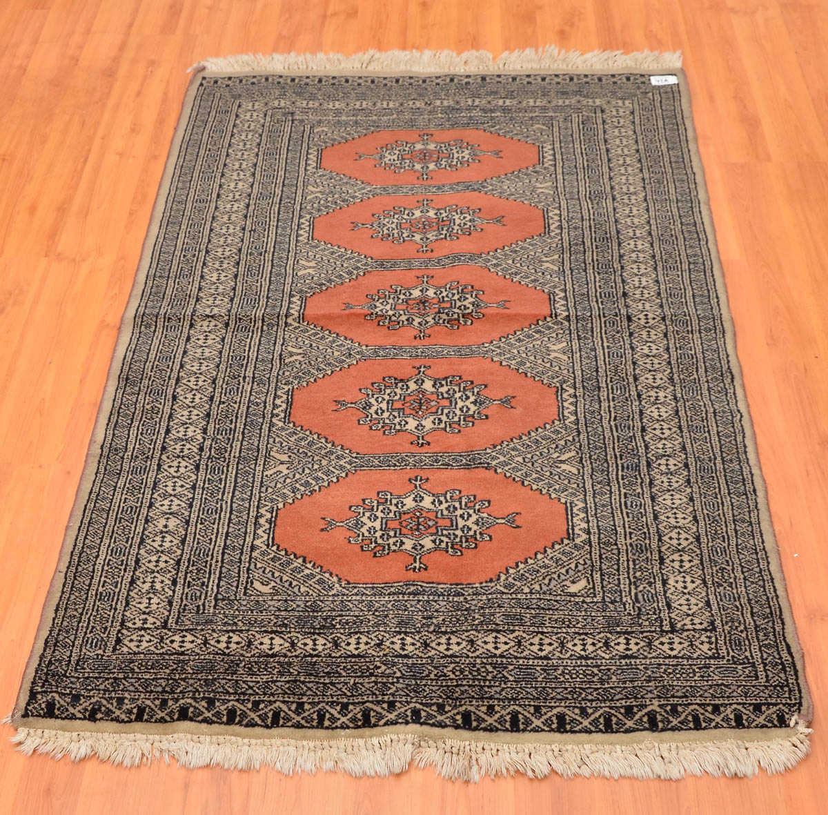 Tapete paquistan. Med. 1,48 x 0,94 m.