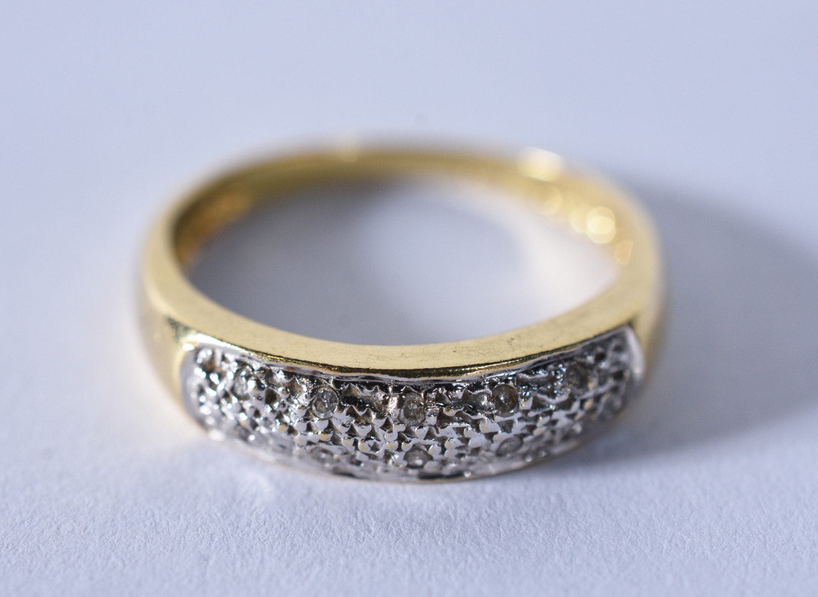 Anel de ouro 18 k, contraste 750, cravejado com mini brilhantes, aro... - foto 2 de 5