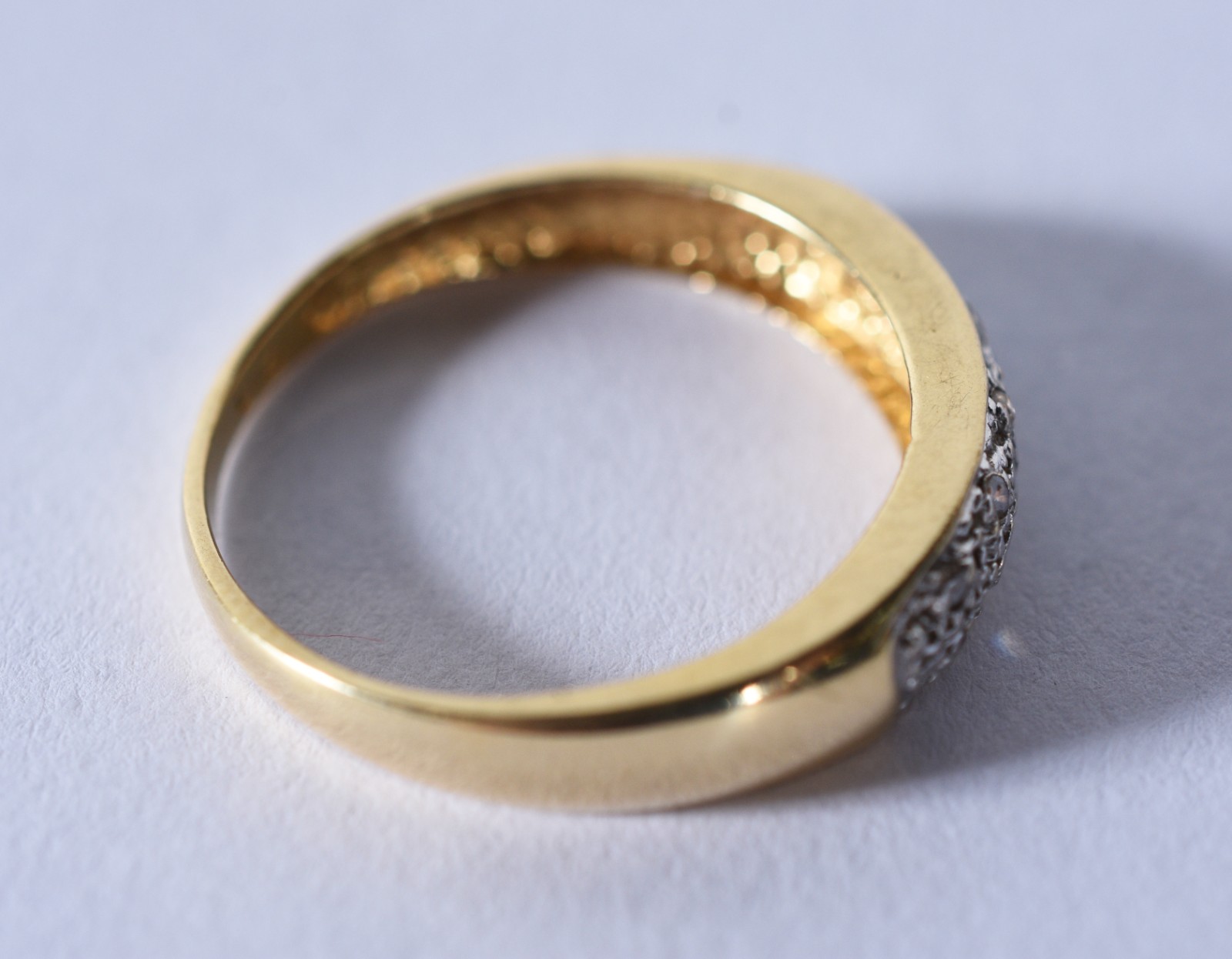 Anel de ouro 18 k, contraste 750, cravejado com mini brilhantes, aro... - foto 3 de 5