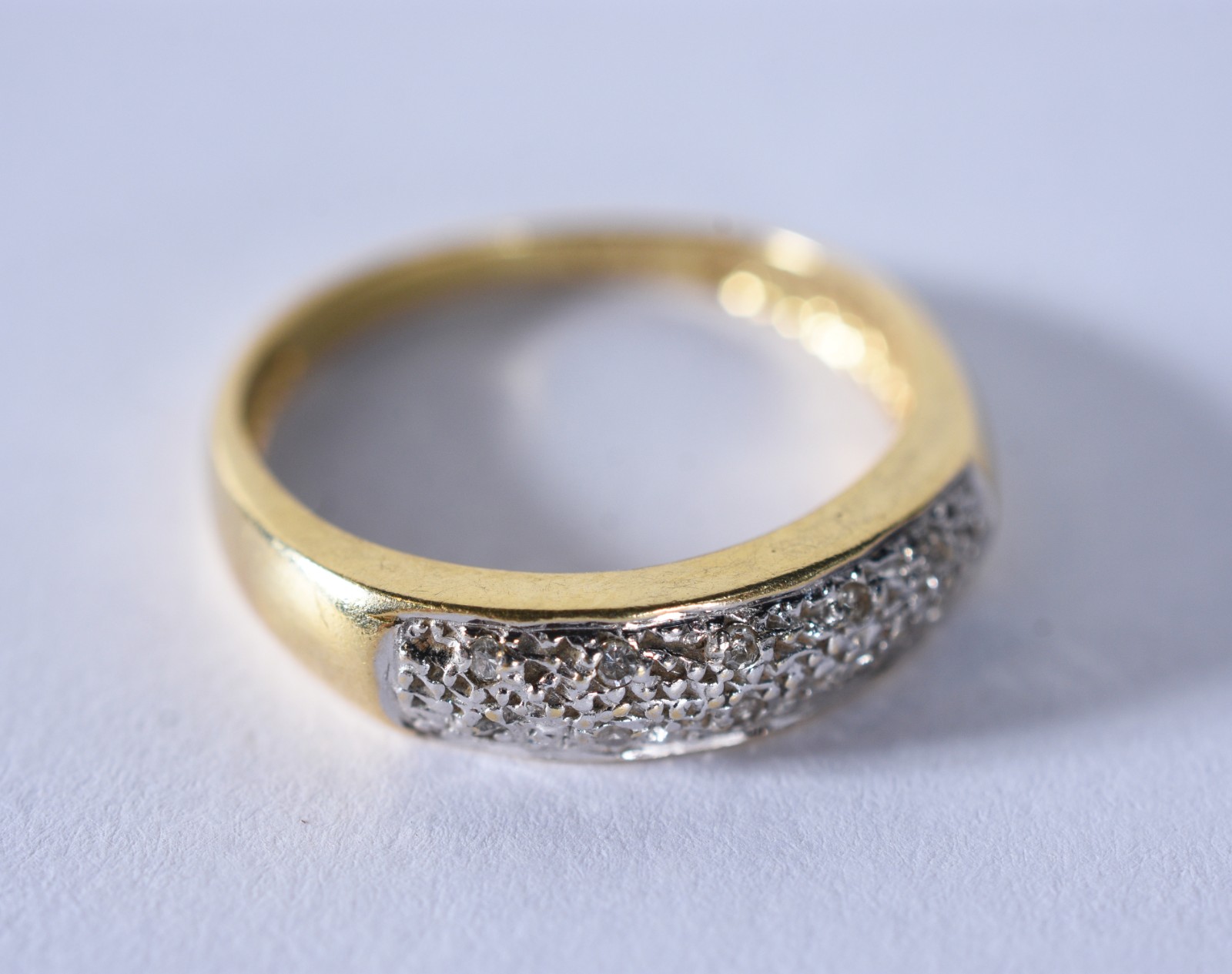 Anel de ouro 18 k, contraste 750, cravejado com mini brilhantes, aro... - foto 1 de 5