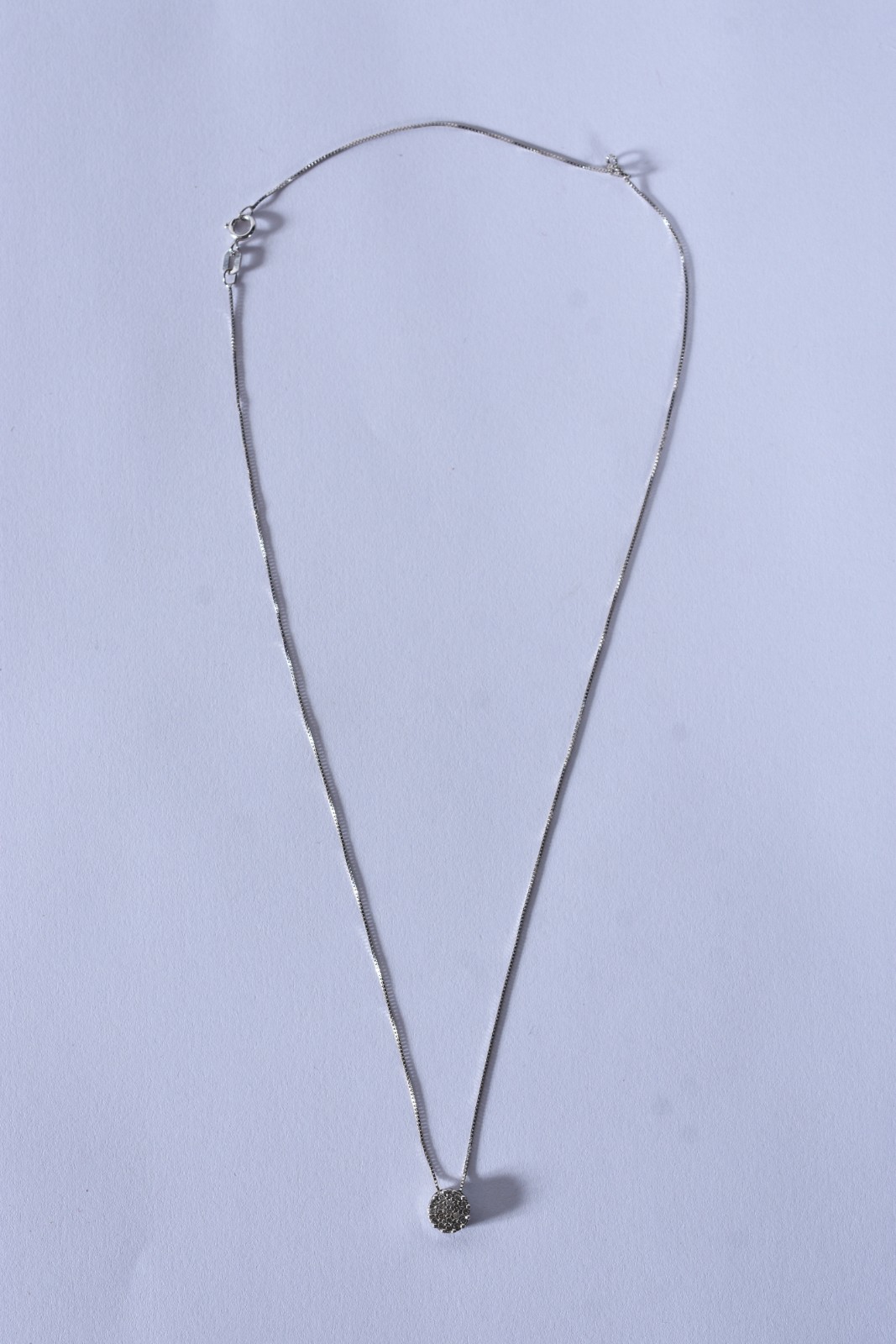 Colar de ouro branco, contraste 750, ponto de luz cravejado com... - foto 2 de 6