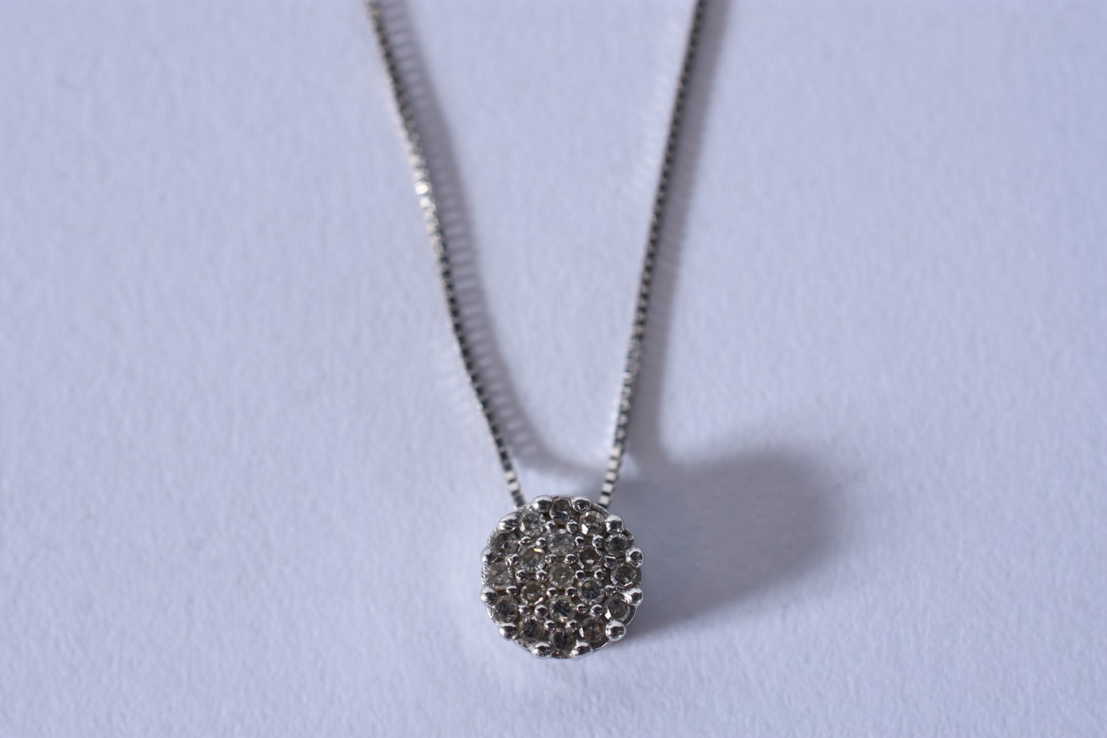 Colar de ouro branco, contraste 750, ponto de luz cravejado com... - foto 1 de 6