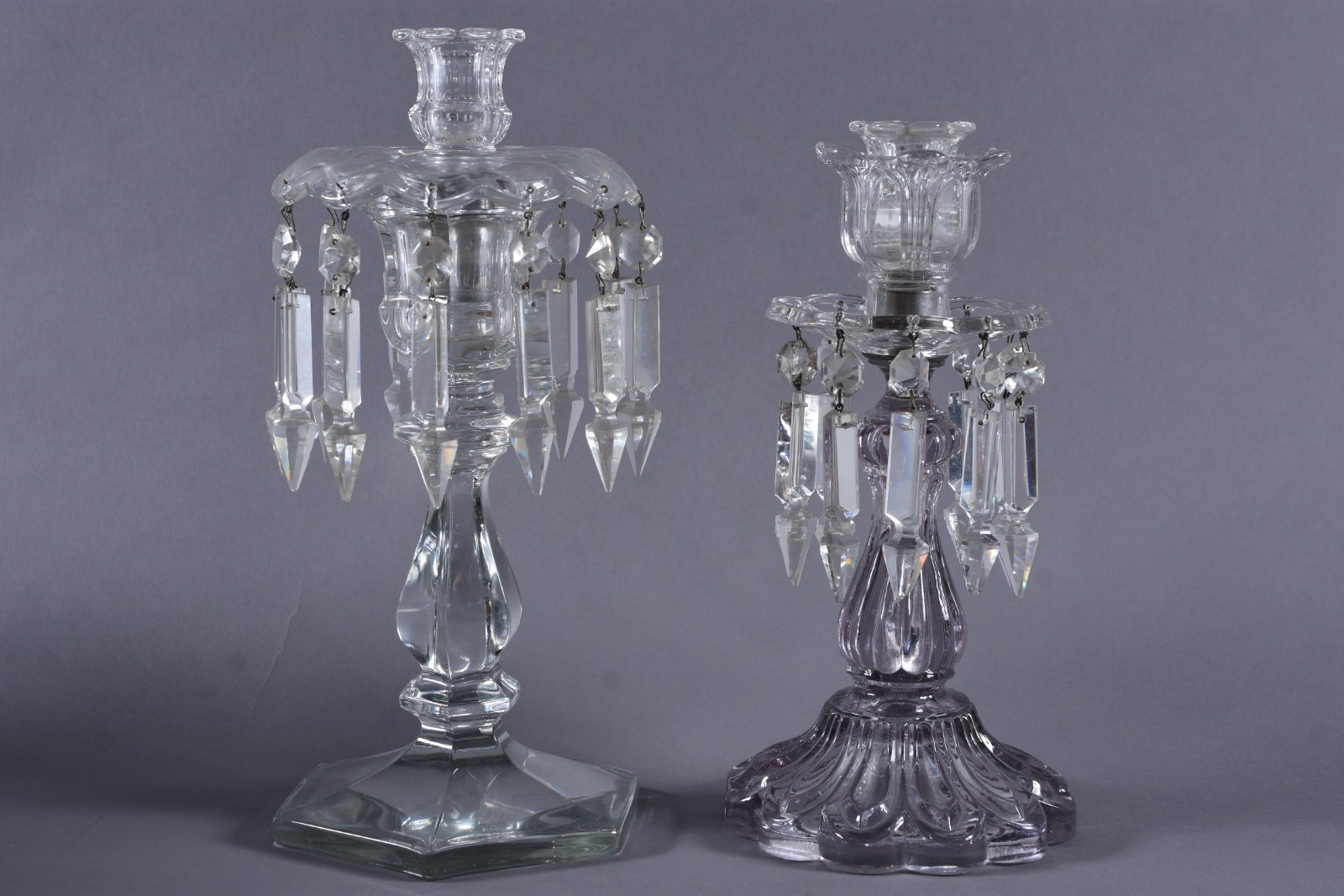 Dois castiçais de cristal, sendo um com base sextava e outro com base... - foto 1 de 8