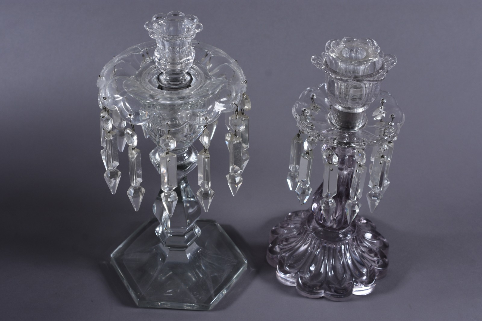 Dois castiçais de cristal, sendo um com base sextava e outro com base... - foto 2 de 8