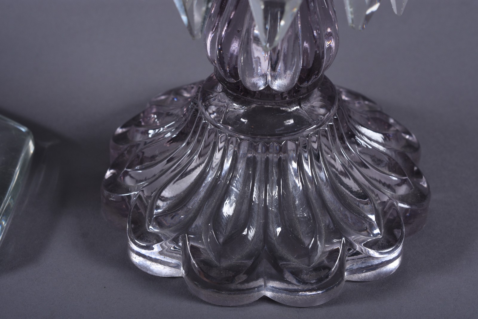 Dois castiçais de cristal, sendo um com base sextava e outro com base... - foto 3 de 8