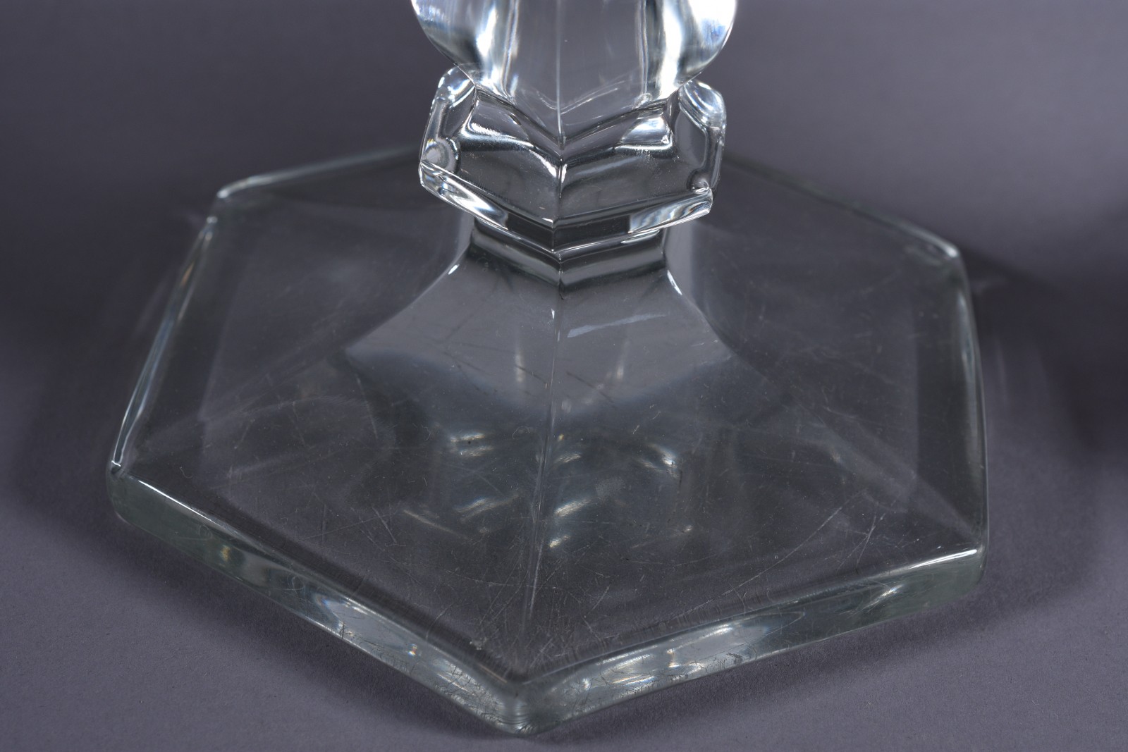 Dois castiçais de cristal, sendo um com base sextava e outro com base... - foto 4 de 8