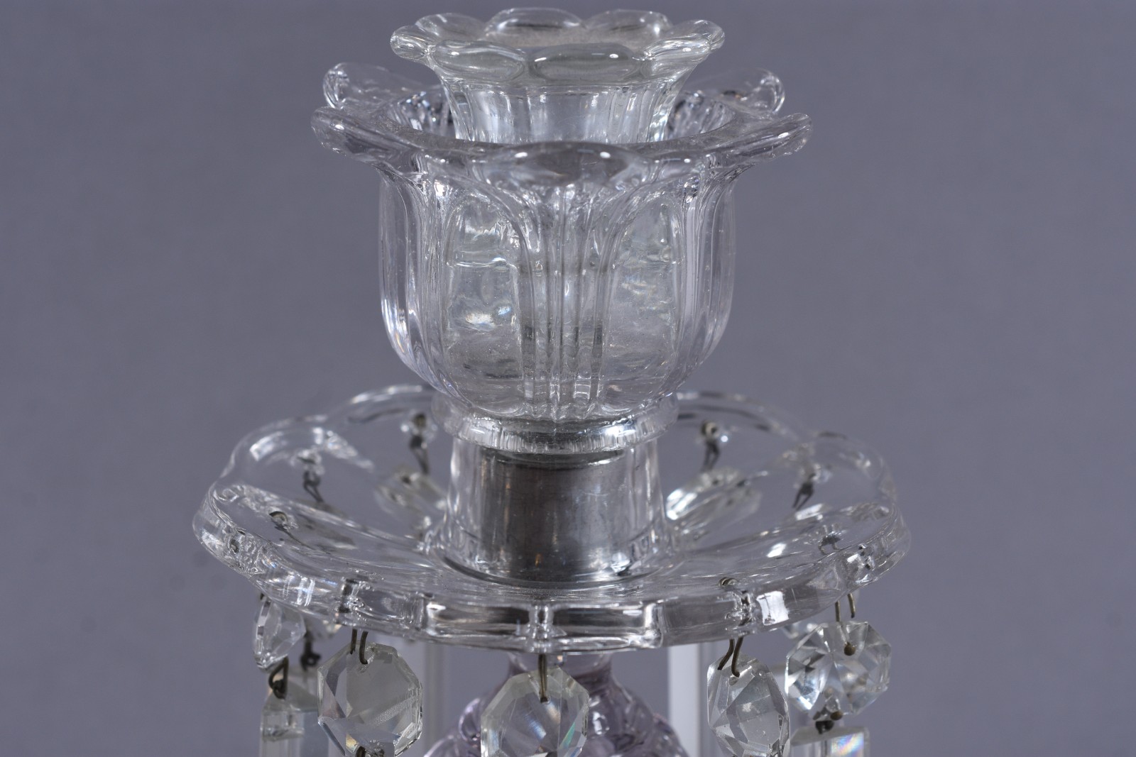 Dois castiçais de cristal, sendo um com base sextava e outro com base... - foto 5 de 8