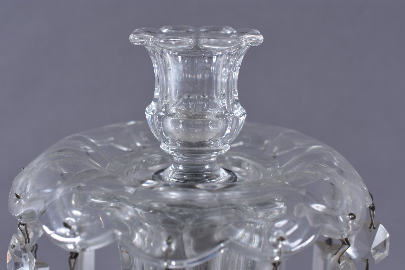 Dois castiçais de cristal, sendo um com base sextava e outro com base... - foto 6 de 8
