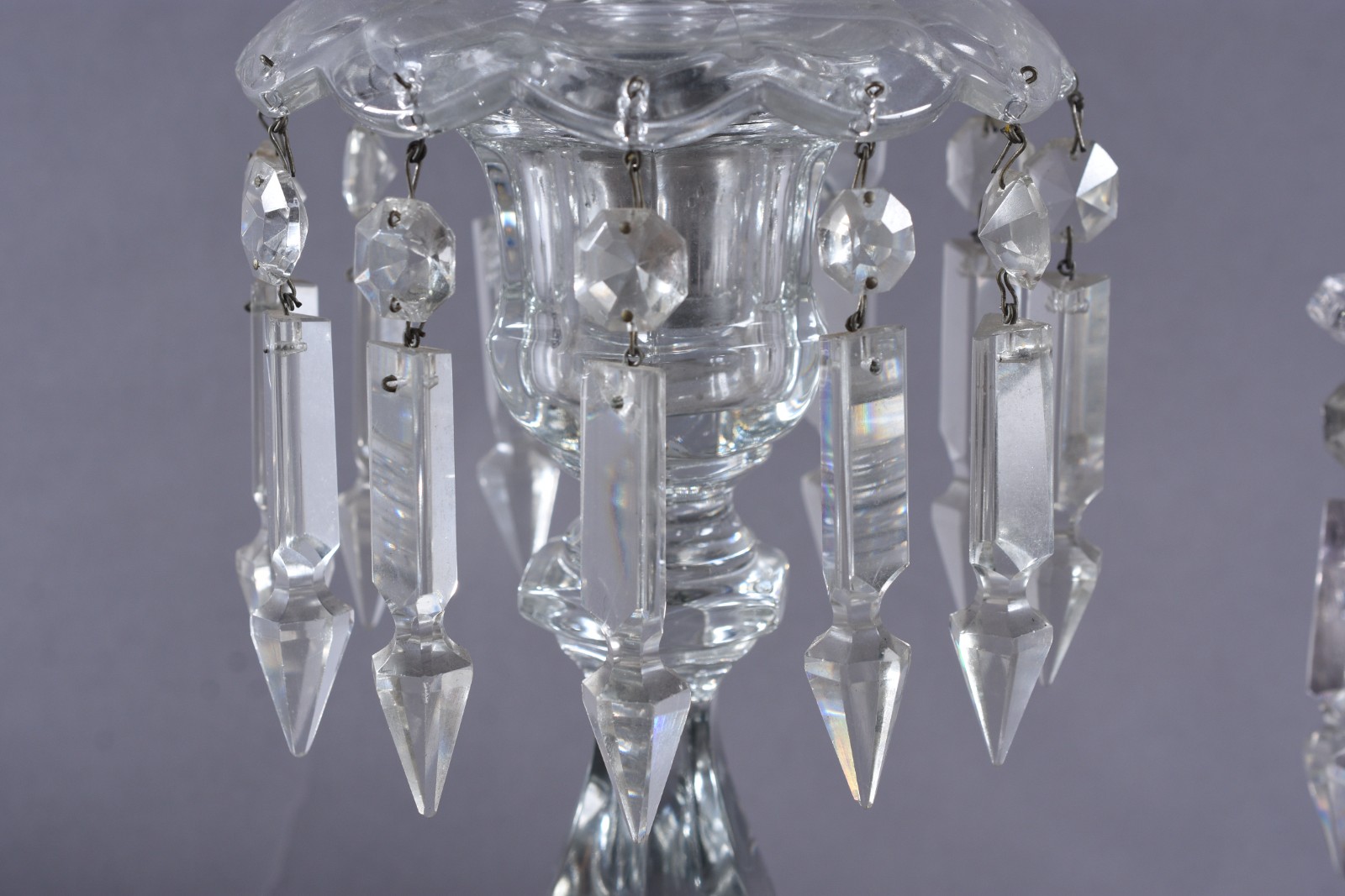 Dois castiçais de cristal, sendo um com base sextava e outro com base... - foto 7 de 8