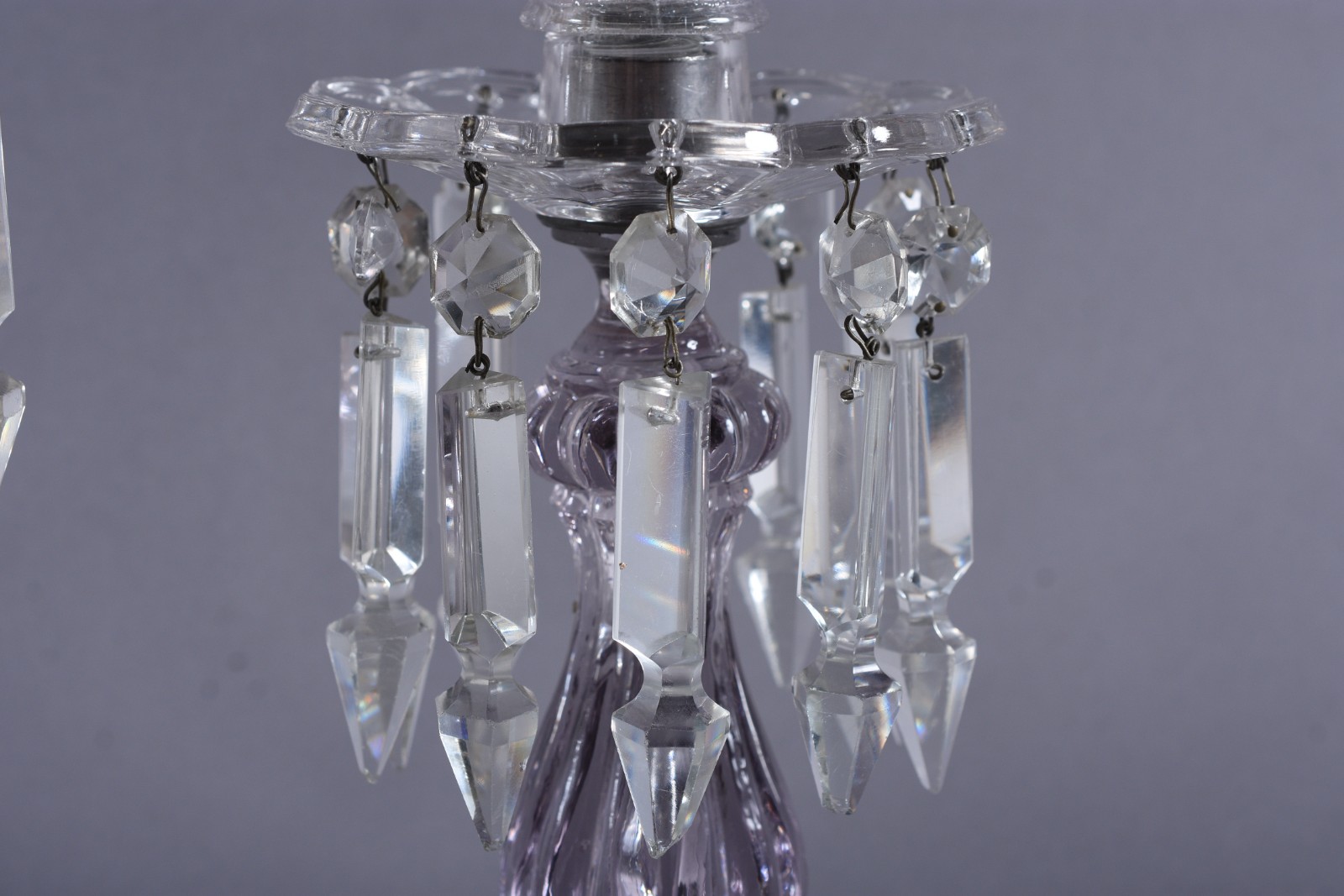 Dois castiçais de cristal, sendo um com base sextava e outro com base... - foto 8 de 8