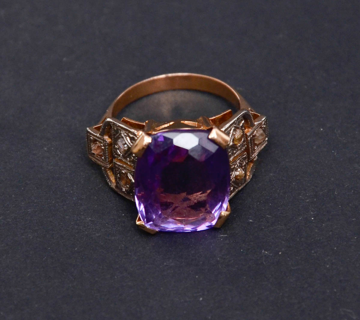 Anel de ouro amarelo 18 k, com ametista retangular central. Nas...