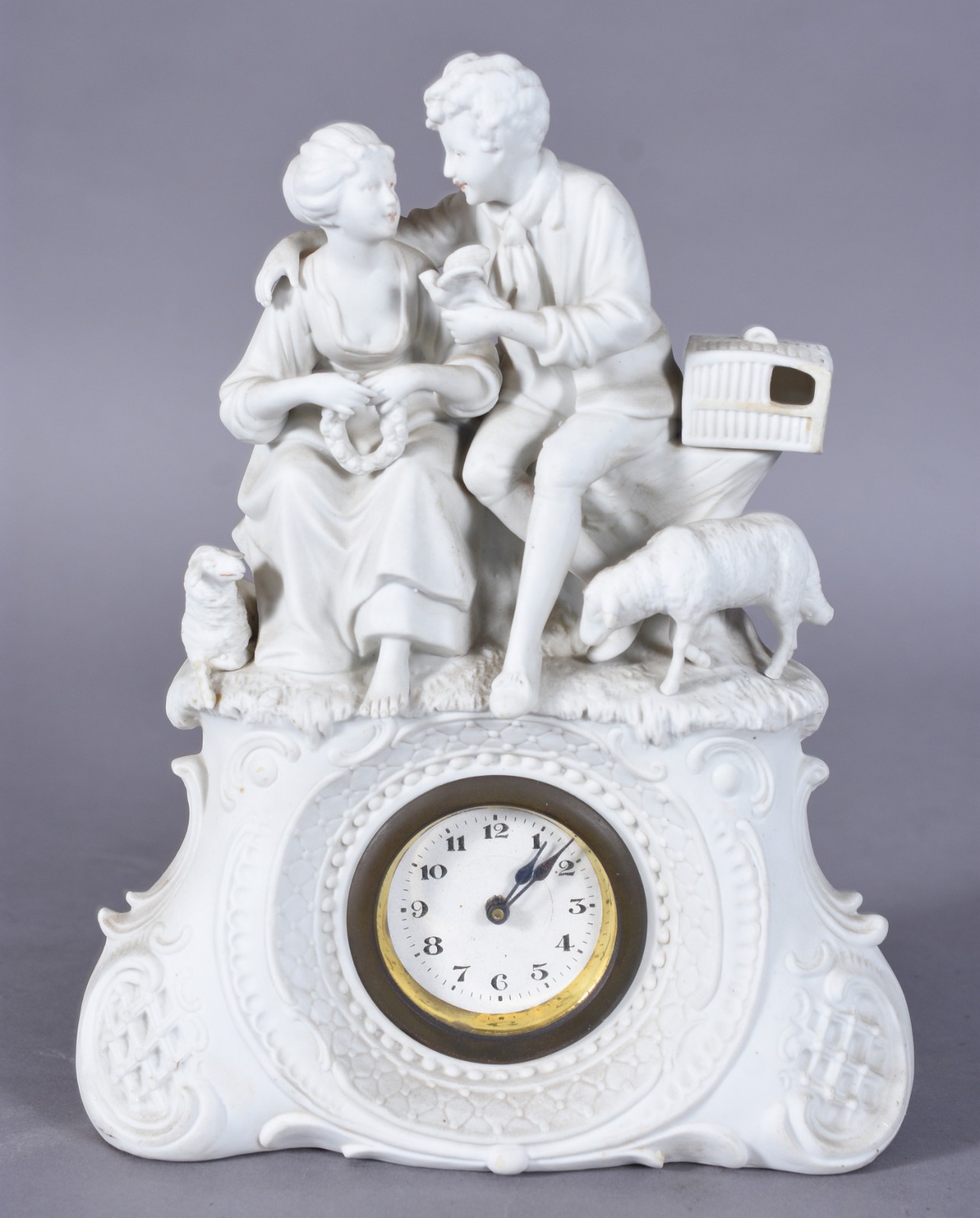 Relógio de mesa de biscuit branco decorado com figura de casal de... - foto 1 de 8