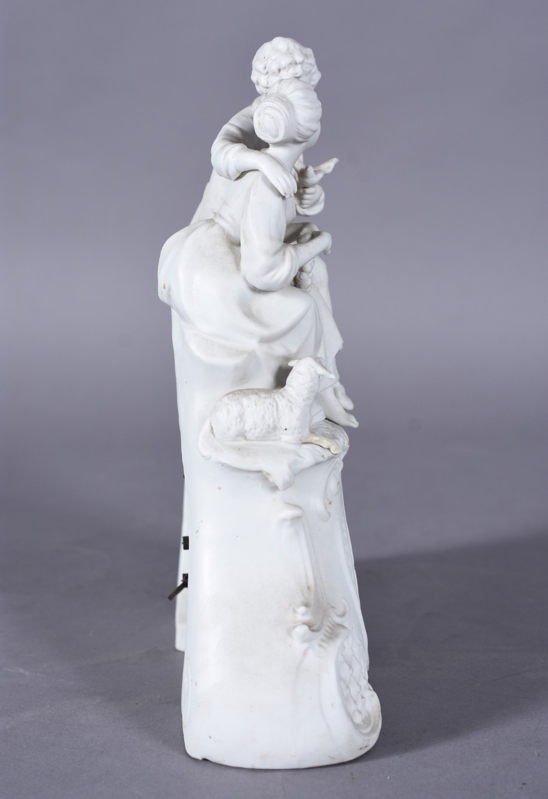 Relógio de mesa de biscuit branco decorado com figura de casal de... - foto 3 de 8