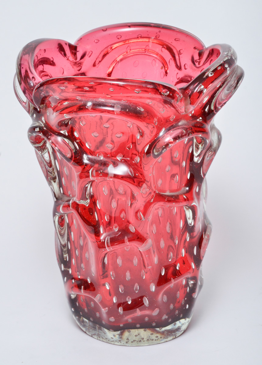 Vaso de murano, na cor rubi. Alt. 29 cm.