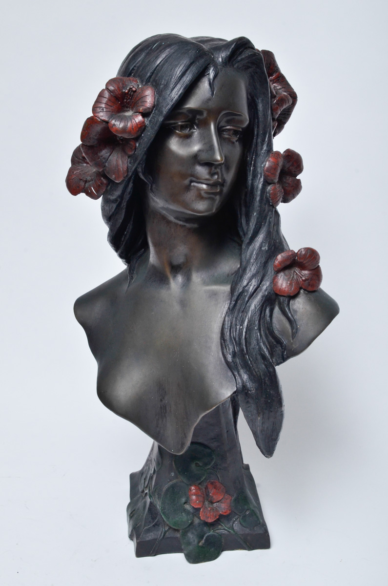 Busto feminino - Art Noveau de bronze patinado em 3 tons. Assinatura...