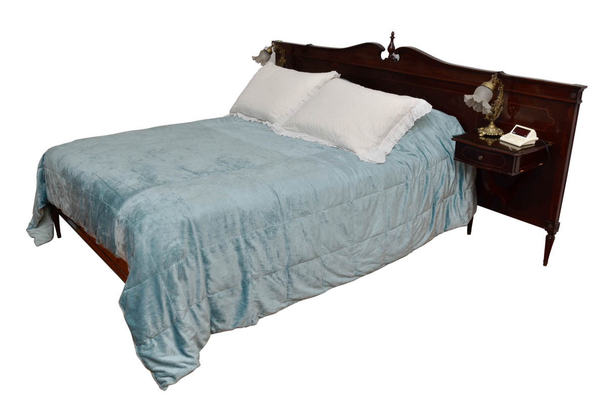 Cama de casal com mesinhas de cabeceira acopladas, de madeira nobre...