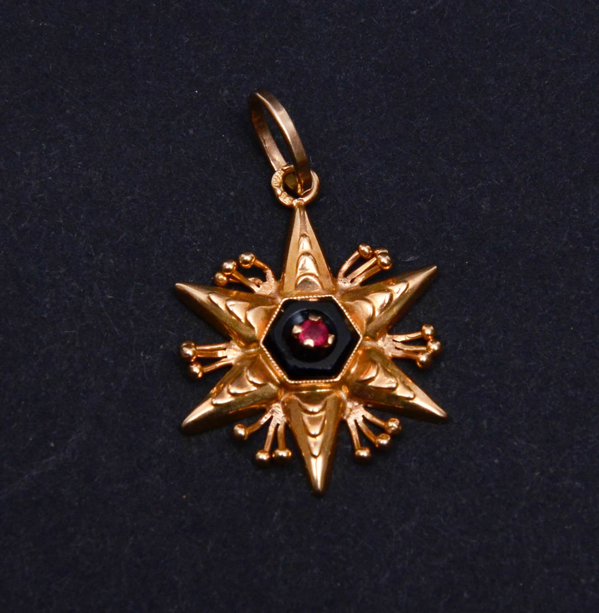 Pingente de ouro amarelo 18 k, no formato de estrela com 6 pontes e...