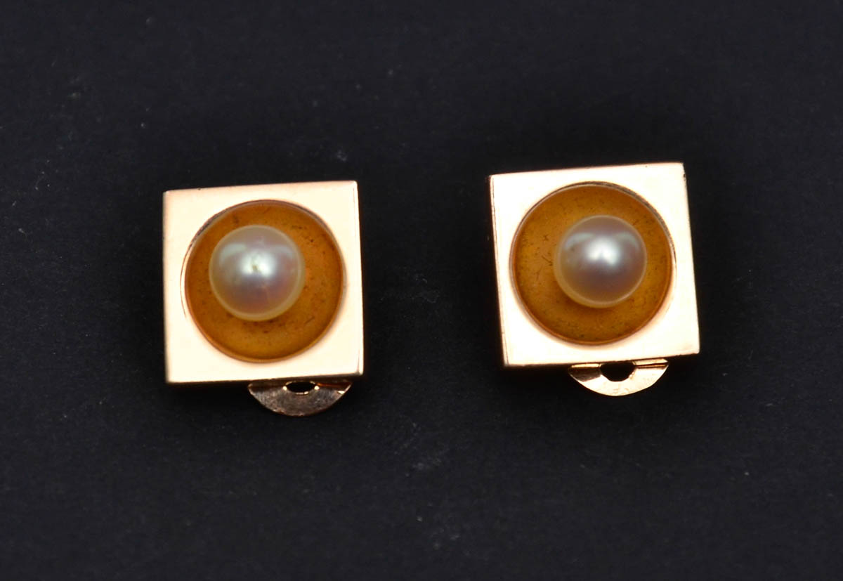Par de brincos de pressão, em ouro amarelo 18 k, quadrado com 1...