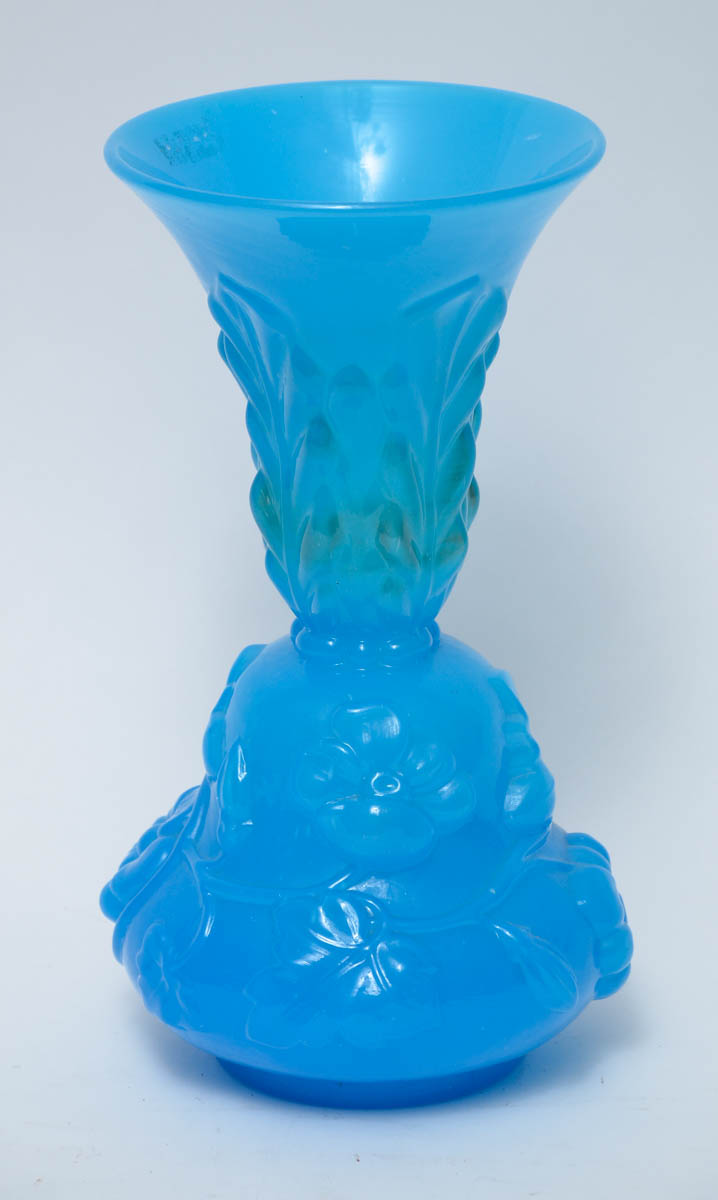 Vaso de opalina francesa na cor azul turquesa com flores em relevo...
