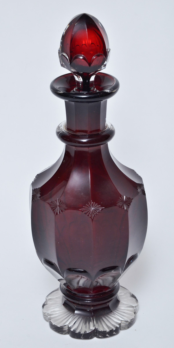 Garrafa de cristal translucido vermelho facetada, alt. 32 cm.