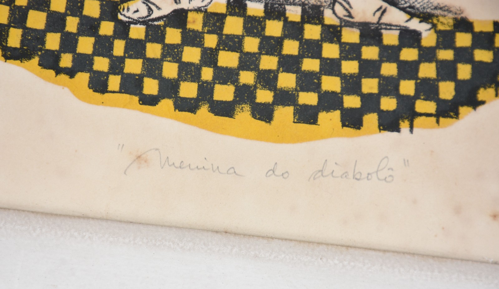 Dois quadros, sendo um desenho com menino com cachorro, datado 1978 e... - foto 4 de 7