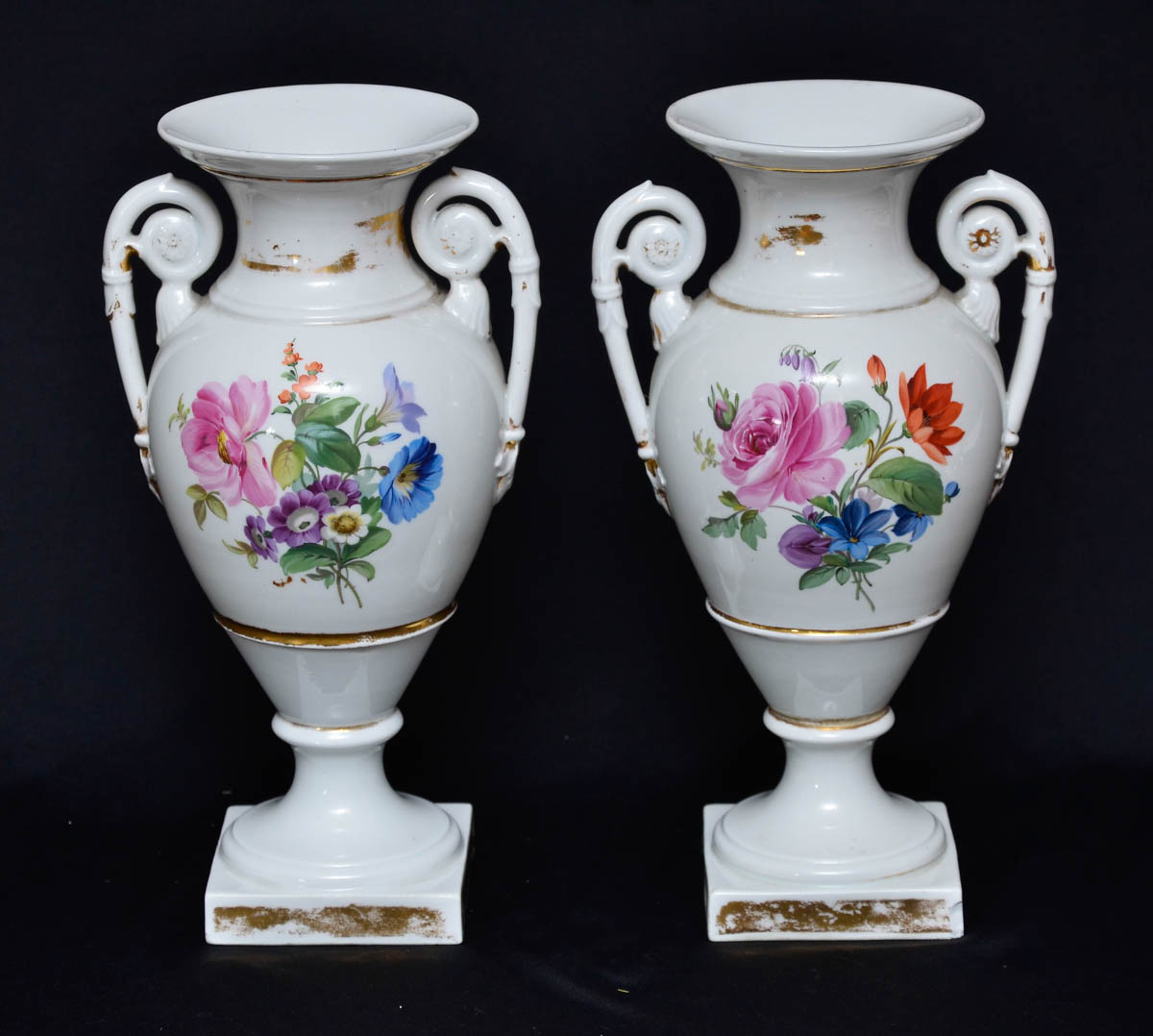 Par de ânforas de porcelana alemã de MEISSEN com flores em policromia...