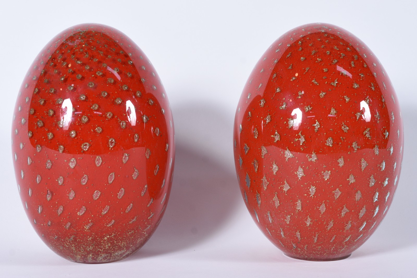 Par de ovos vermelhos de vidro decorativo. - foto 1 de 5