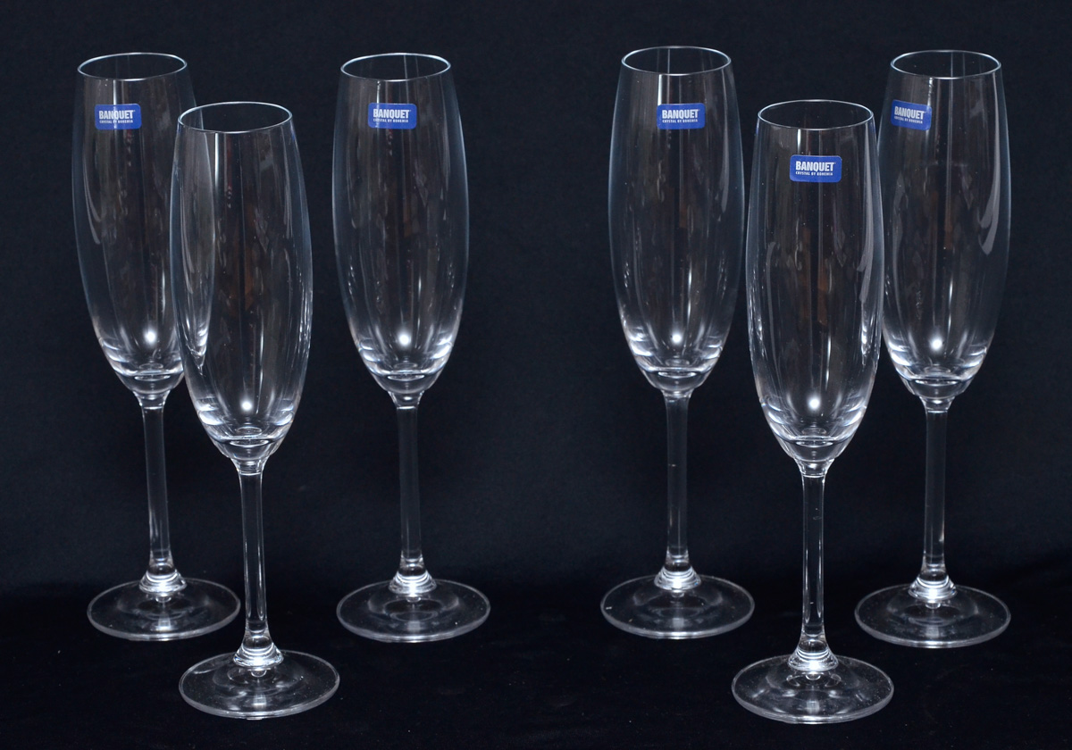 Seis flutes para champagne de cristal tcheco liso.