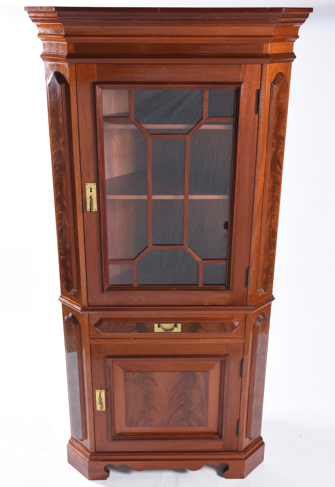 Vitrine de canto de madeira nobre, porta superior envidraçada com... - foto 2 de 6