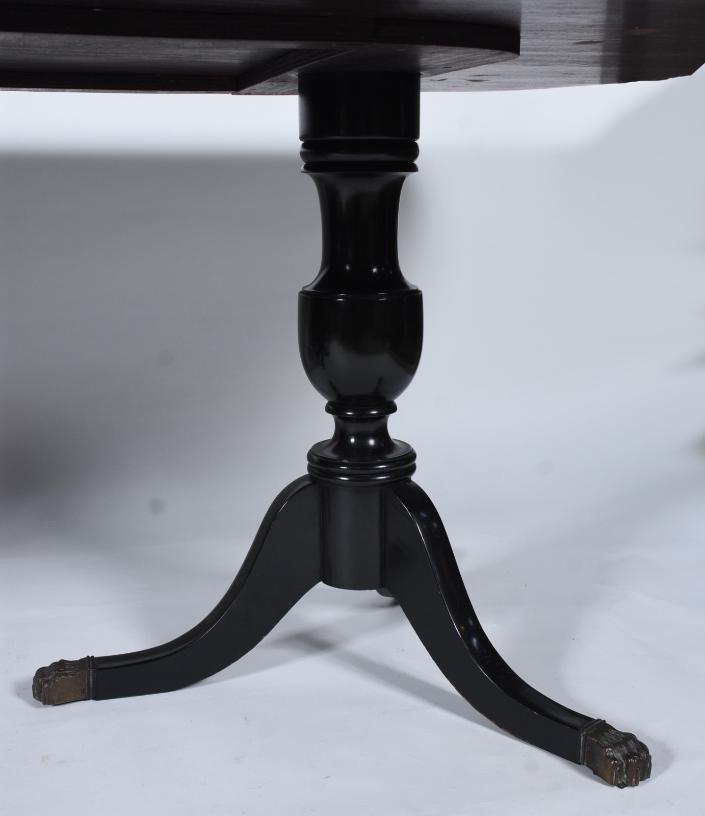 Mesa de jantar de madeira nobre com lacca negra, base em duplo... - foto 8 de 11