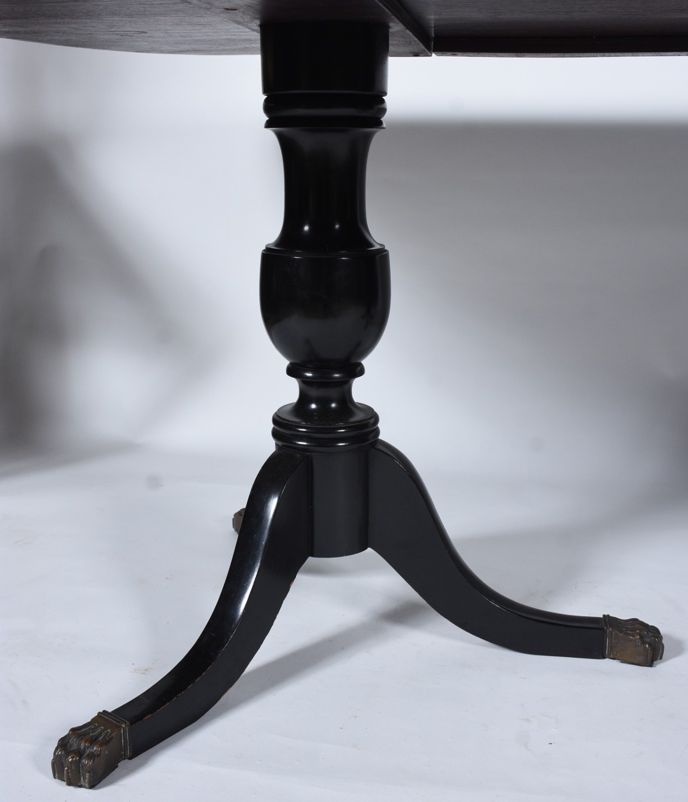 Mesa de jantar de madeira nobre com lacca negra, base em duplo... - foto 10 de 11