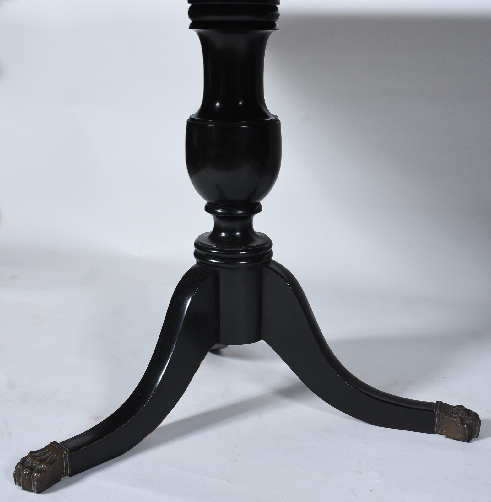 Mesa de jantar de madeira nobre com lacca negra, base em duplo... - foto 11 de 11