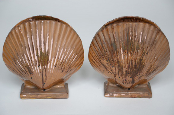 Par de serre livres de porcelana no formato de conchas, altura 20 cm.