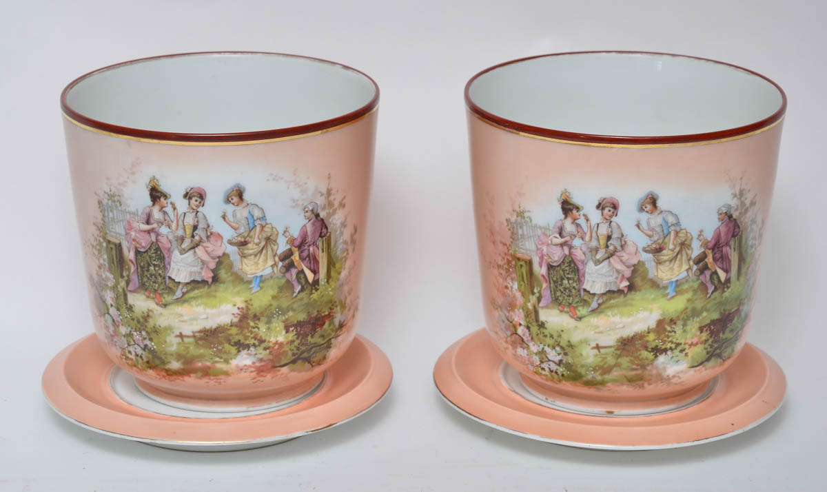 Par de cachepots com presentoires de porcelana européia na cor...