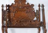 Cama de madeira nobre, cabeceira ricamente enta... - Cama de madeira nobre, cabeceira ricamente entalhada no estilo Dom José. Completa com traves laterais e estrado. Partes coladas.