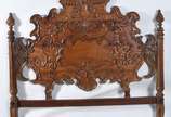 Cama de madeira nobre, cabeceira ricamente enta... - Cama de madeira nobre, cabeceira ricamente entalhada no estilo Dom José. Completa com traves laterais e estrado. Partes coladas.