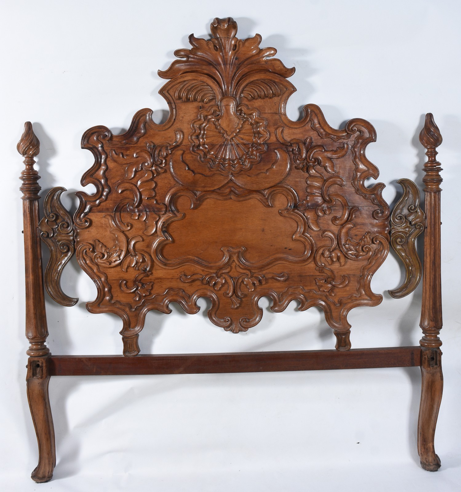 Cama de madeira nobre, cabeceira ricamente entalhada no estilo Dom... - foto 2 de 11