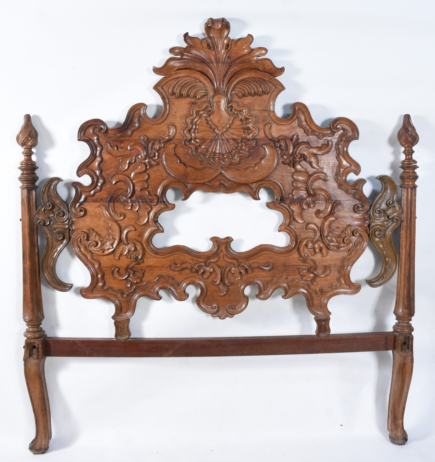 Cama de madeira nobre, cabeceira ricamente entalhada no estilo Dom... - foto 3 de 11