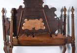 Cama de madeira nobre, cabeceira ricamente enta... - Cama de madeira nobre, cabeceira ricamente entalhada no estilo Dom José. Completa com traves laterais e estrado. Partes coladas.