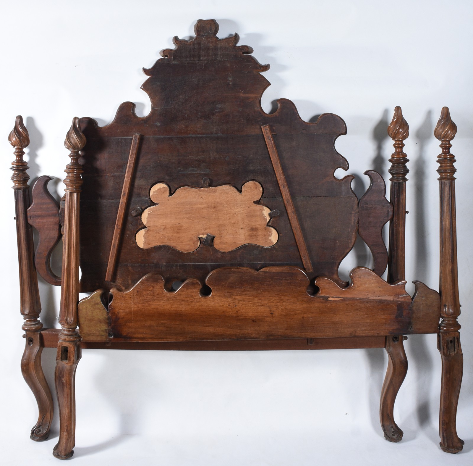 Cama de madeira nobre, cabeceira ricamente entalhada no estilo Dom... - foto 4 de 11