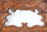 Cama de madeira nobre, cabeceira ricamente enta... - Cama de madeira nobre, cabeceira ricamente entalhada no estilo Dom José. Completa com traves laterais e estrado. Partes coladas.