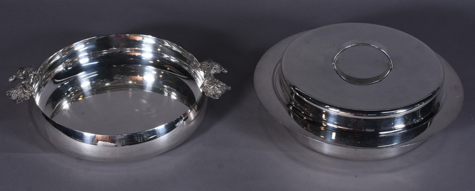 Duas peças de metal pratedo, sendo: porta pirex redondo com base e... - foto 1 de 6