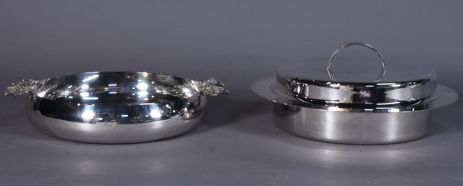 Duas peças de metal pratedo, sendo: porta pirex redondo com base e... - foto 2 de 6