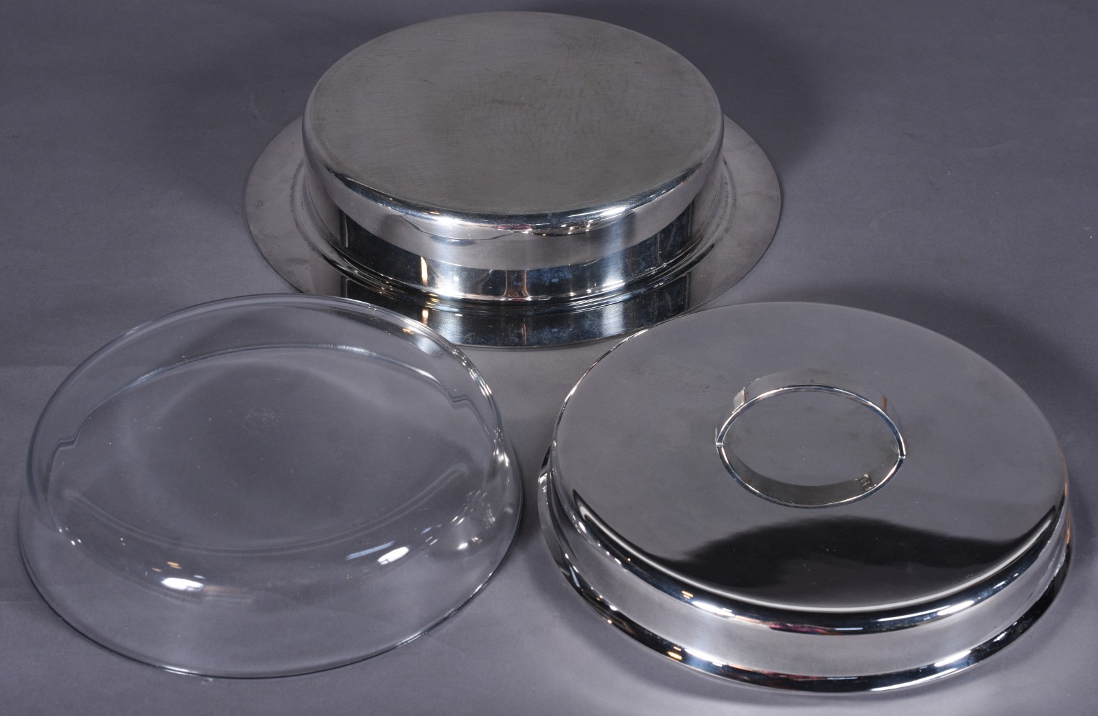 Duas peças de metal pratedo, sendo: porta pirex redondo com base e... - foto 4 de 6