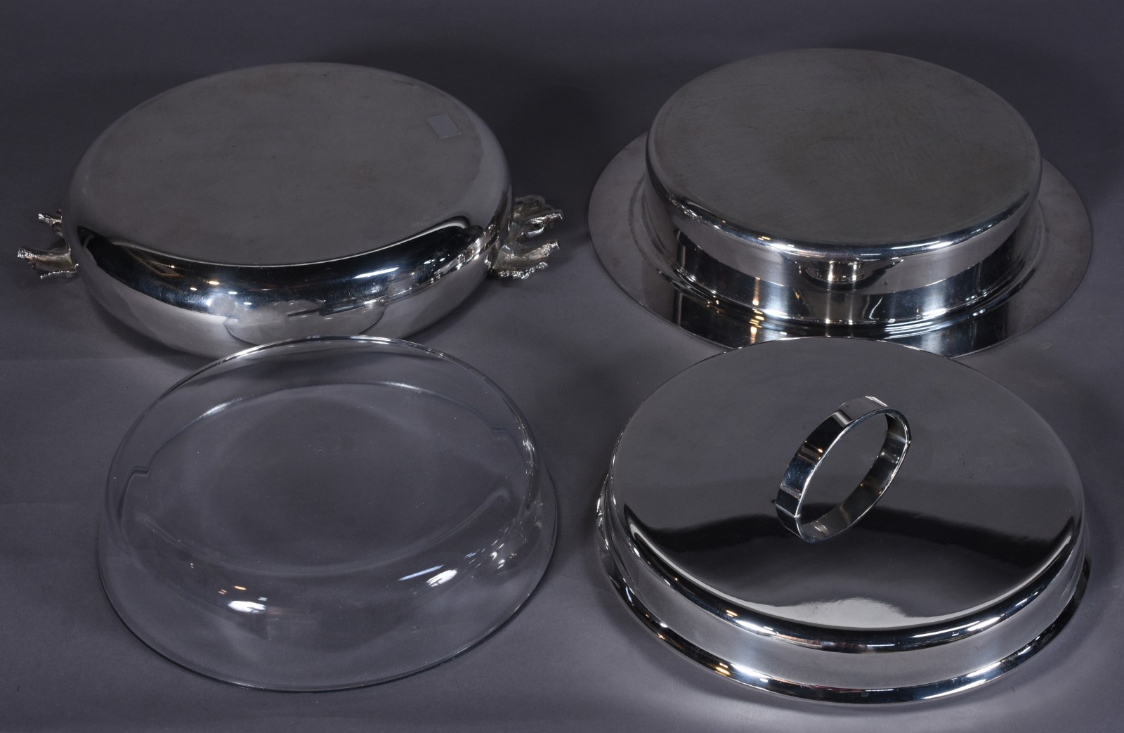 Duas peças de metal pratedo, sendo: porta pirex redondo com base e... - foto 5 de 6