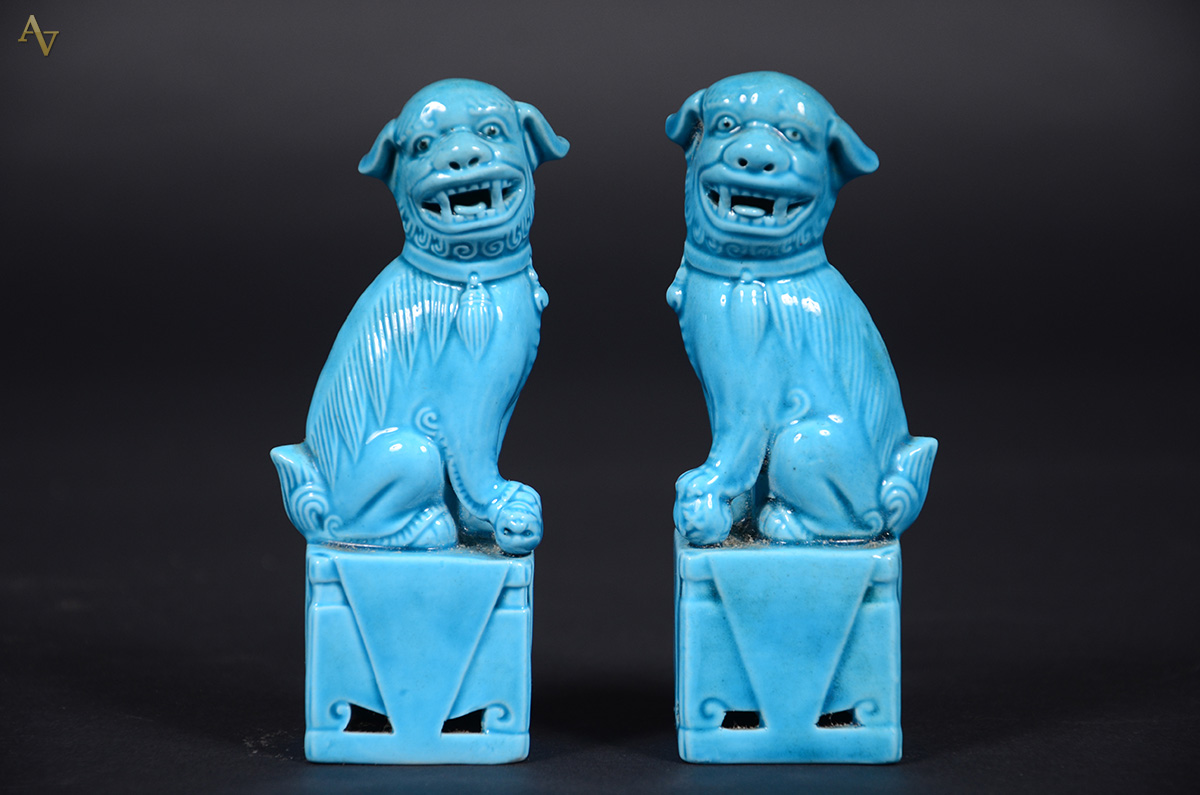 Par de cães de fó de porcelana na cor azul. Altura 12 cm cada.