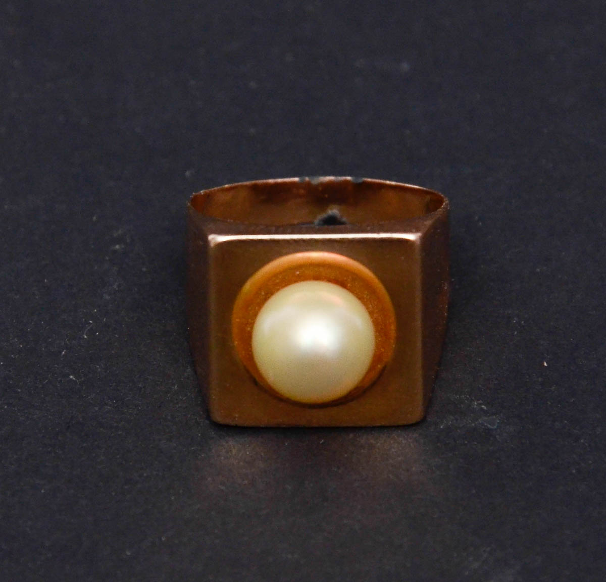 Anel de ouro amarelo 18 k, quadrado com 1 pérola central cultivada...
