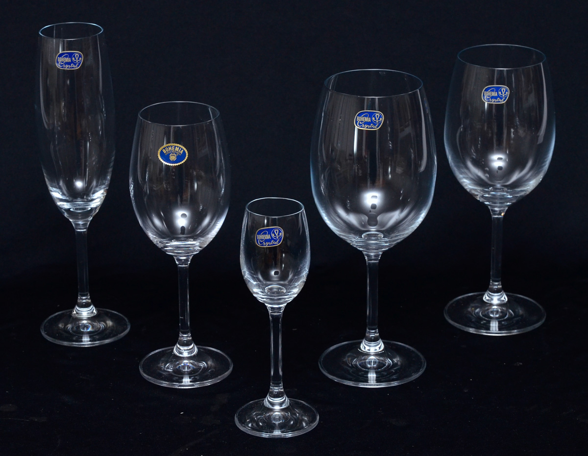 Conjunto com 30 cálices de cristal tcheco liso, sendo 6 para vinho...