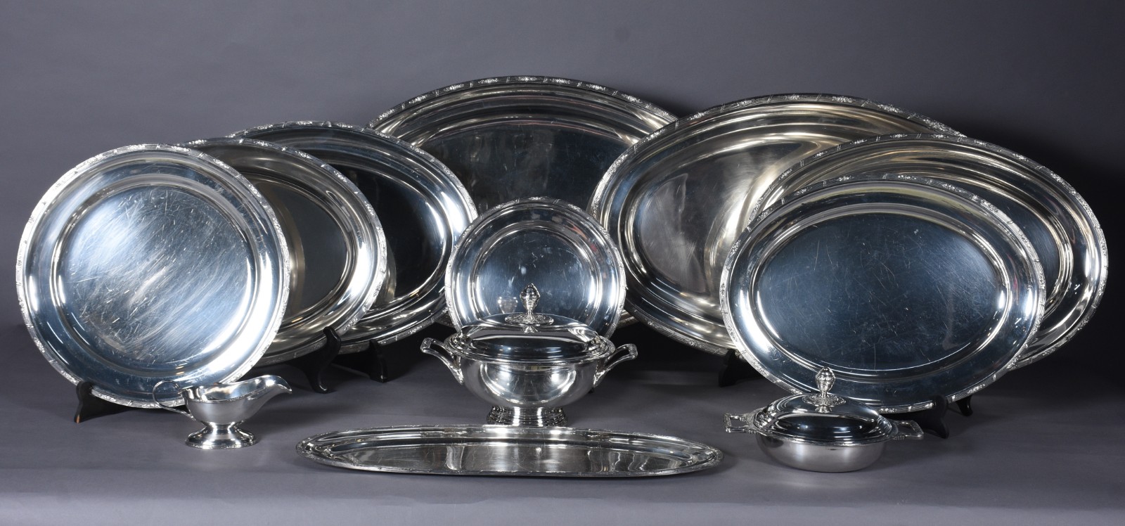 Baixela para jantar de metal prateado, composto de: 9 travessas... - foto 1 de 11