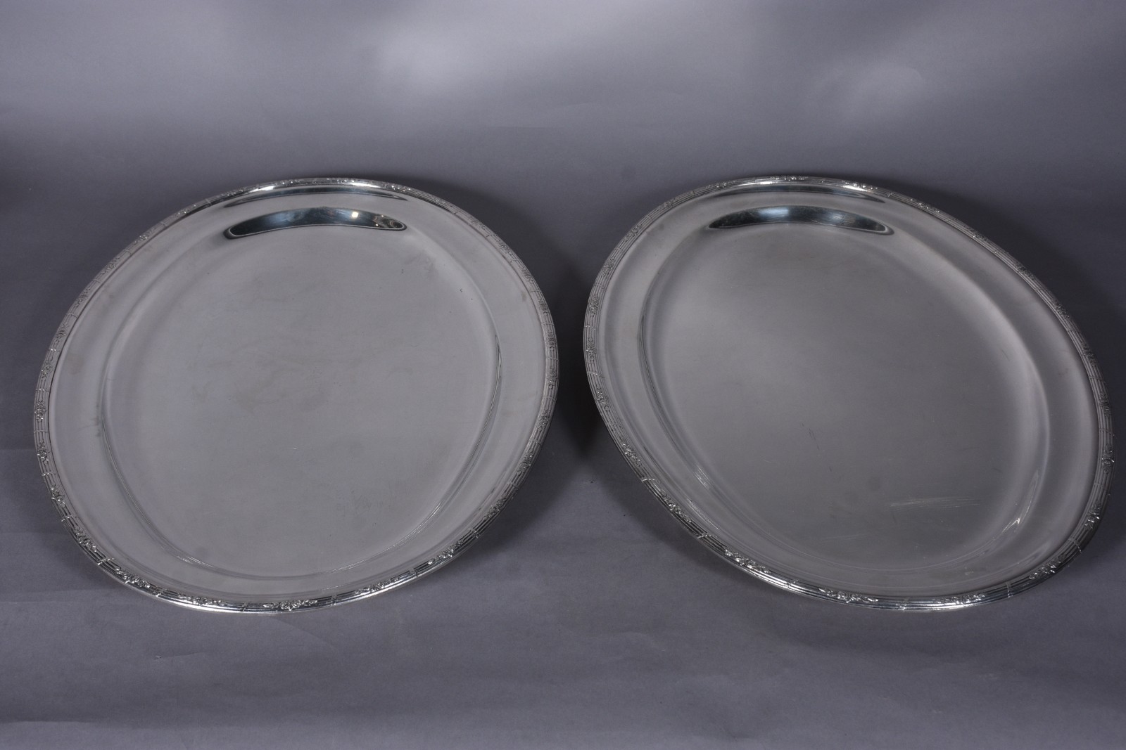 Baixela para jantar de metal prateado, composto de: 9 travessas... - foto 3 de 11